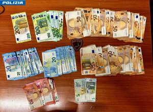 Giocavano a black jack nella bisca clandestina: sul tavolo oltre 9mila euro