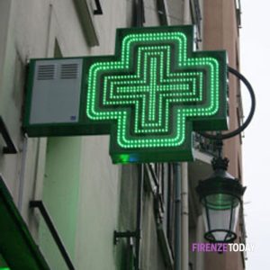 Tenta il colpo in farmacia in pieno giorno, incastrato dalla videosorveglianza