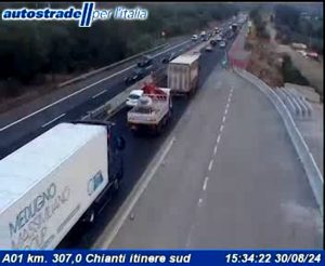 Code sull'autostrada A1 per tir fermo in galleria