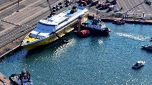 Fiamme sul traghetto per l’Elba: “Abbiamo visto il fumo uscire da sotto i sedili e siamo corse sul ponte”