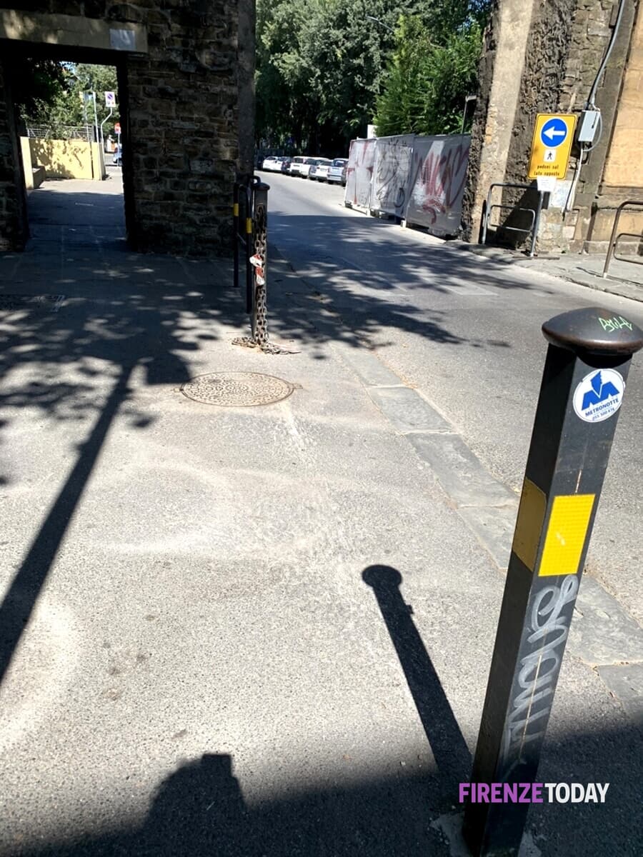 Lungarno: catena rotta da mesi