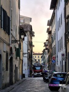 Grande incendio in centro: coinvolti più appartamenti