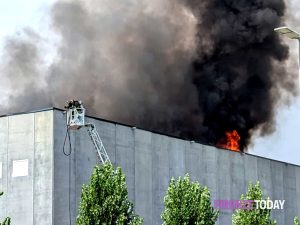 Vasto incendio, nube nera sulla città / FOTO