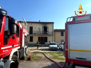 Incendio in camera da letto, madre e figlio in ospedale