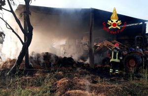 Rotoballe e attrezzature agricole in fiamme sulla Faentina