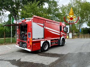 Vasto incendio vicino ai Renai: in volo anche elicottero da Arezzo
