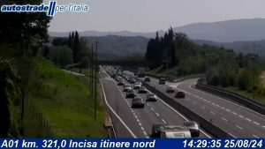 Traffico, lunghe code in autostrada nella giornata da bollino rosso / VIDEO