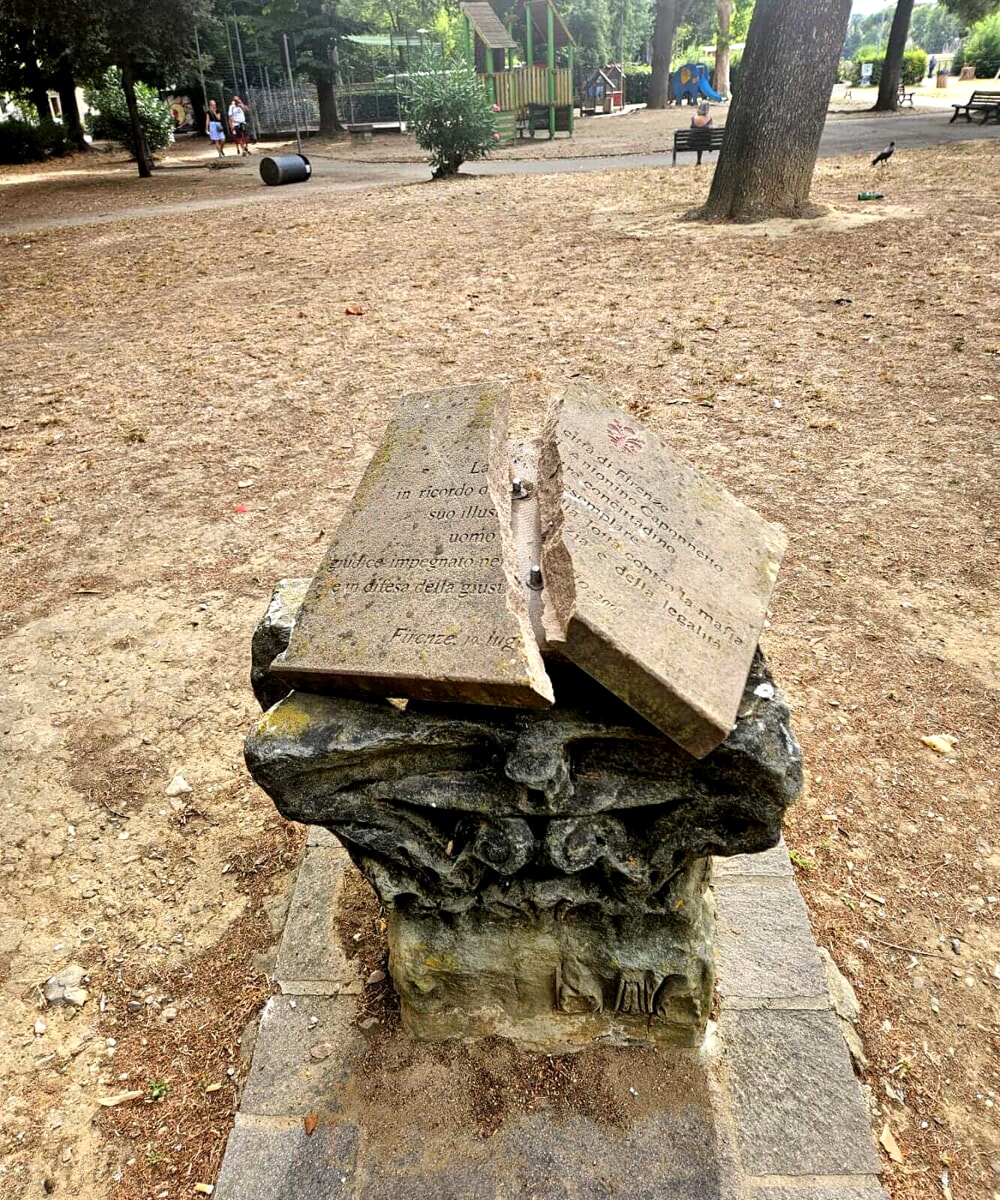 Memoria vandalizzata: spaccata la lapide dedicata ad Antonino Caponnetto