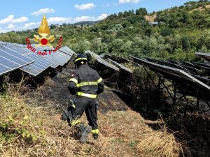 Incendio in un campo con migliaia di pannelli solari