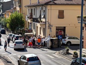 Lastra a Signa, violento scontro tra auto: una si cappotta
