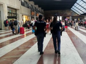 Borseggiatori sorpresi in stazione con lo zaino di un turista