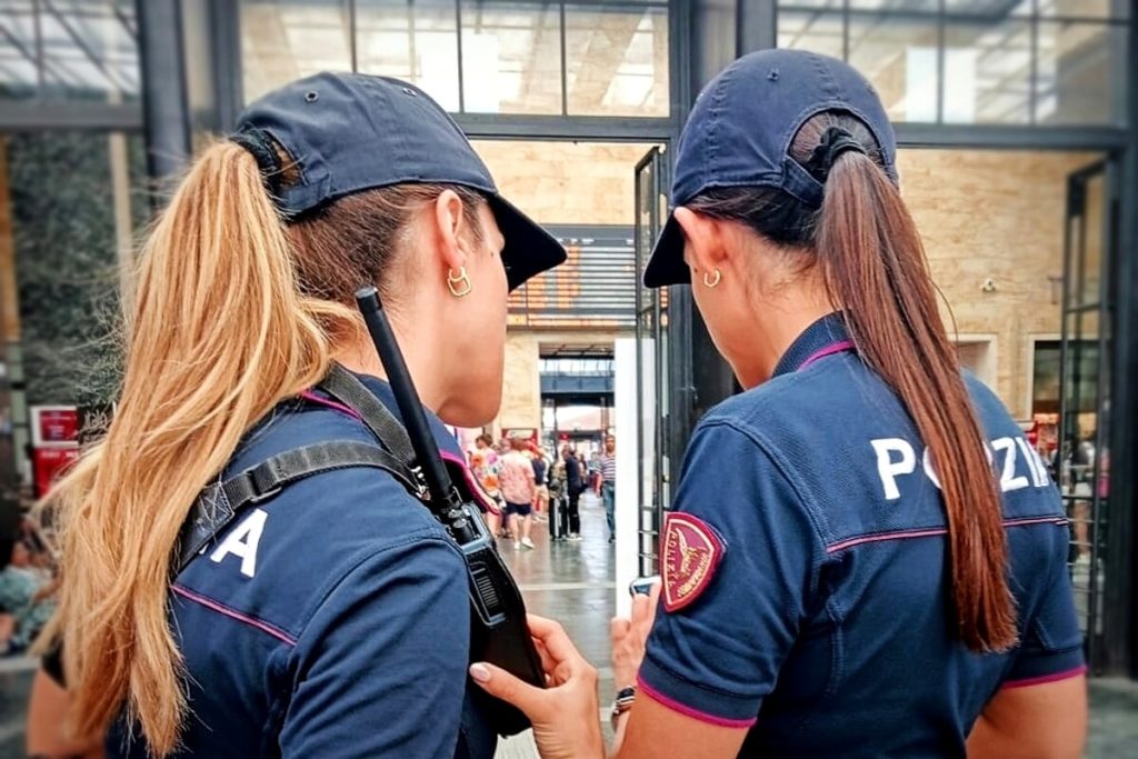 Quasi colpito con il casco per prendergli un pacco di sigarette, fermati due giovanissimi