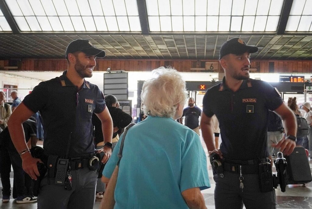 Stazione: "nonno" e complice tentano borseggio sul tram