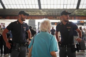 Stazione: "nonno" e complice tentano borseggio sul tram