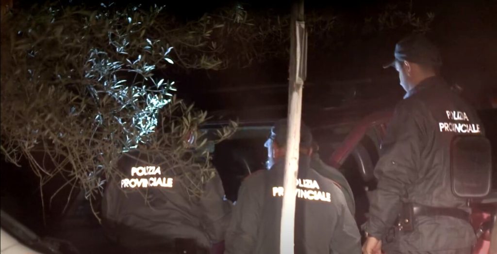 Agente di polizia preso a fucilate durante un controllo