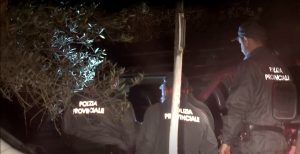 Agente di polizia preso a fucilate durante un controllo