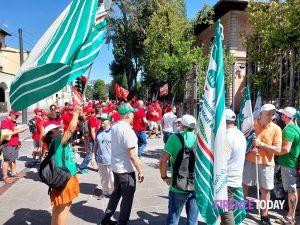 I lavoratori del turismo extra-lusso sotto Confindustria: "Stanze da 500 euro sempre esaurite, ma a noi paghe da fame" / FOTO