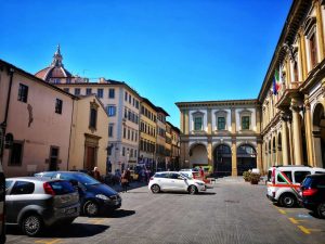 Minaccia passanti e vigilantes, poi si scaglia contro gli agentii