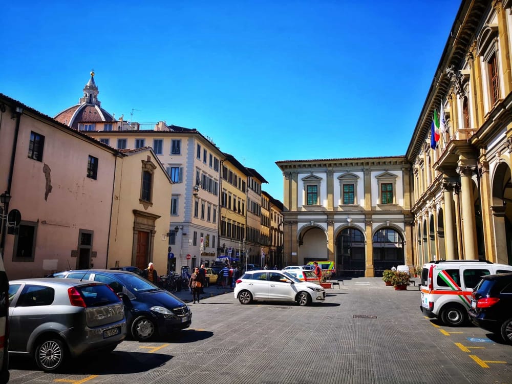Minaccia passanti e vigilantes, poi si scaglia contro gli agentii