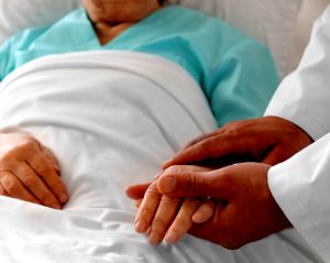 La storia di Alessandro e dei volontari File, al fianco dei malati terminali: "Stargli accanto ti cambia la vita"