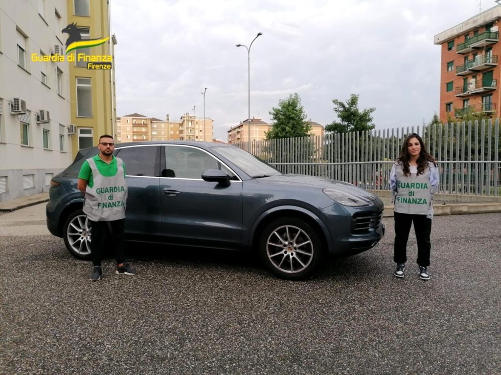 Il testamento della fidanzata era falso: sequestro da 1,5 milioni euro al compagno e alla nuova fiamma FOTO