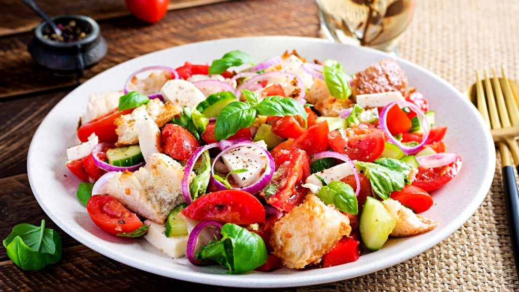 Sua altezza la panzanella. Storia (da Boccaccio a oggi) dell’insalata estiva a base di pane vecchio