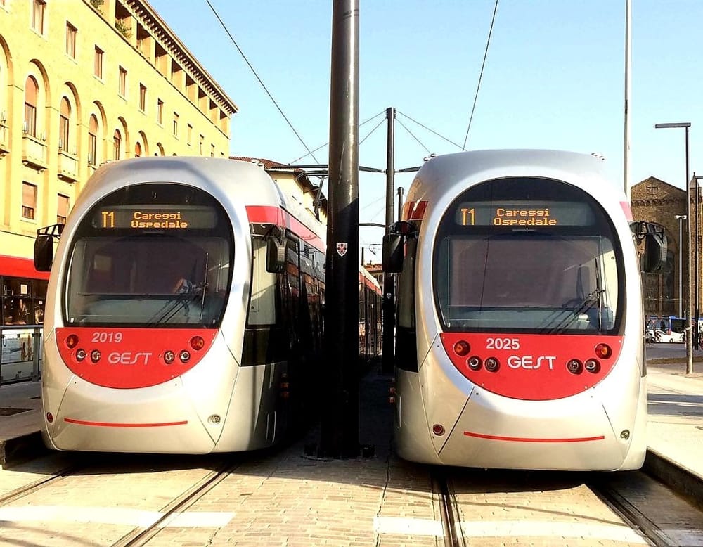 Autista del tram aggredito da un gruppetto: messo ko a bottigliate