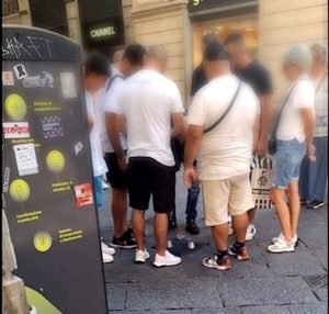 Gioco delle tre campanelle: truffatori in azione in via Calzaiuoli