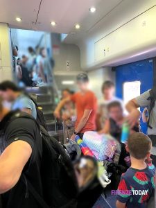 “Accalcati sul treno, senza aria condizionata né posto per i bagagli: mi sono vergognata”