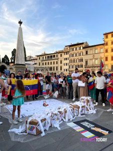 Venezuelani in piazza a Firenze contro Maduro: “Ha perso le elezioni, deve andarsene” / FOTO