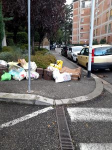 Via da Tolentino, residenti infuriati: “Possiamo andare avanti così?” / FOTO