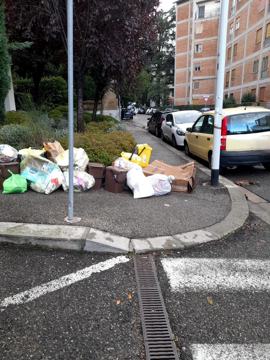 Via da Tolentino, residenti infuriati: “Possiamo andare avanti così?” / FOTO