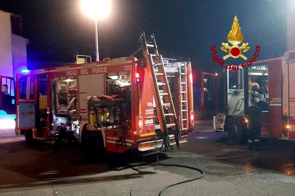 A fuoco un altro appartamento, tre persone in ospedale