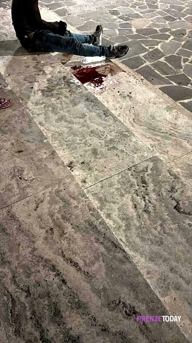 Accoltellato in strada davanti all’albergo: “Qua prima o poi ci scappa il morto”