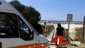 Puglia, malore improvviso appena entra in acqua: nulla da fare per un turista fiorentino