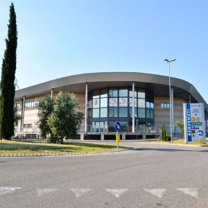 Calenzano, lunghe code al Carrefour per lo svuota tutto: ecco cosa ci sarà al suo posto / FOTO