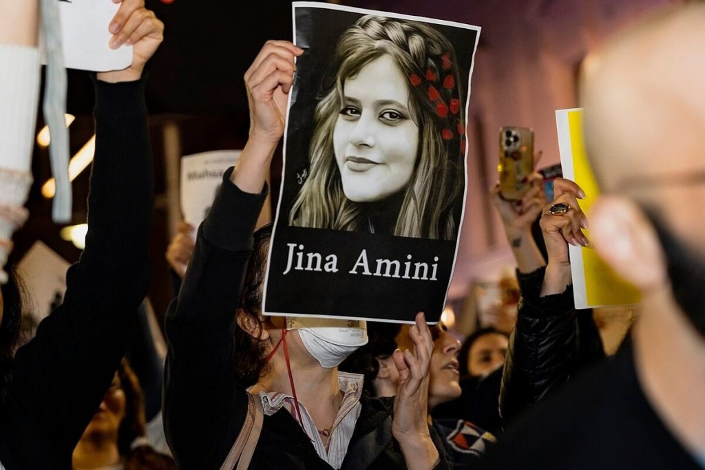 In piazza contro il regime di Teheran in ricordo di Mahsa Amini: “Ogni giorno ci sono persone che vengono impiccate”