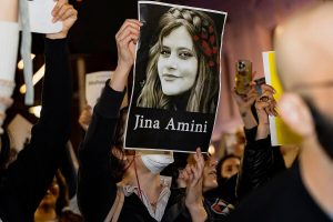 In piazza contro il regime di Teheran in ricordo di Mahsa Amini: “Ogni giorno ci sono persone che vengono impiccate”