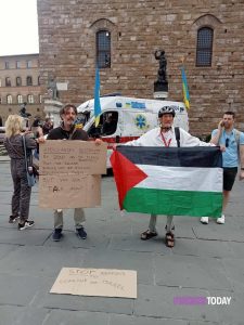 Esposta ambulanza ucraina colpita dai russi, la contestazione: "Quelle distrutte da Israele non le fate vedere?"