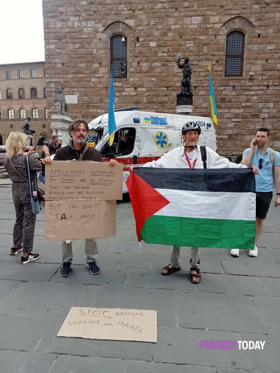 Esposta ambulanza ucraina colpita dai russi, la contestazione: "Quelle distrutte da Israele non le fate vedere?"