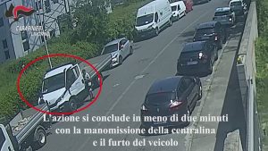 Rubavano camion e furgoni e li vendevano all'estero: sei arrestati / VIDEO