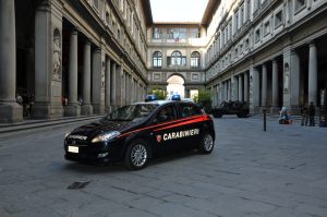 Carabinieri liberi dal servizio fermano due borseggiatrici