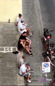 Sniffano cocaina in pieno giorno davanti ai passanti / VIDEO