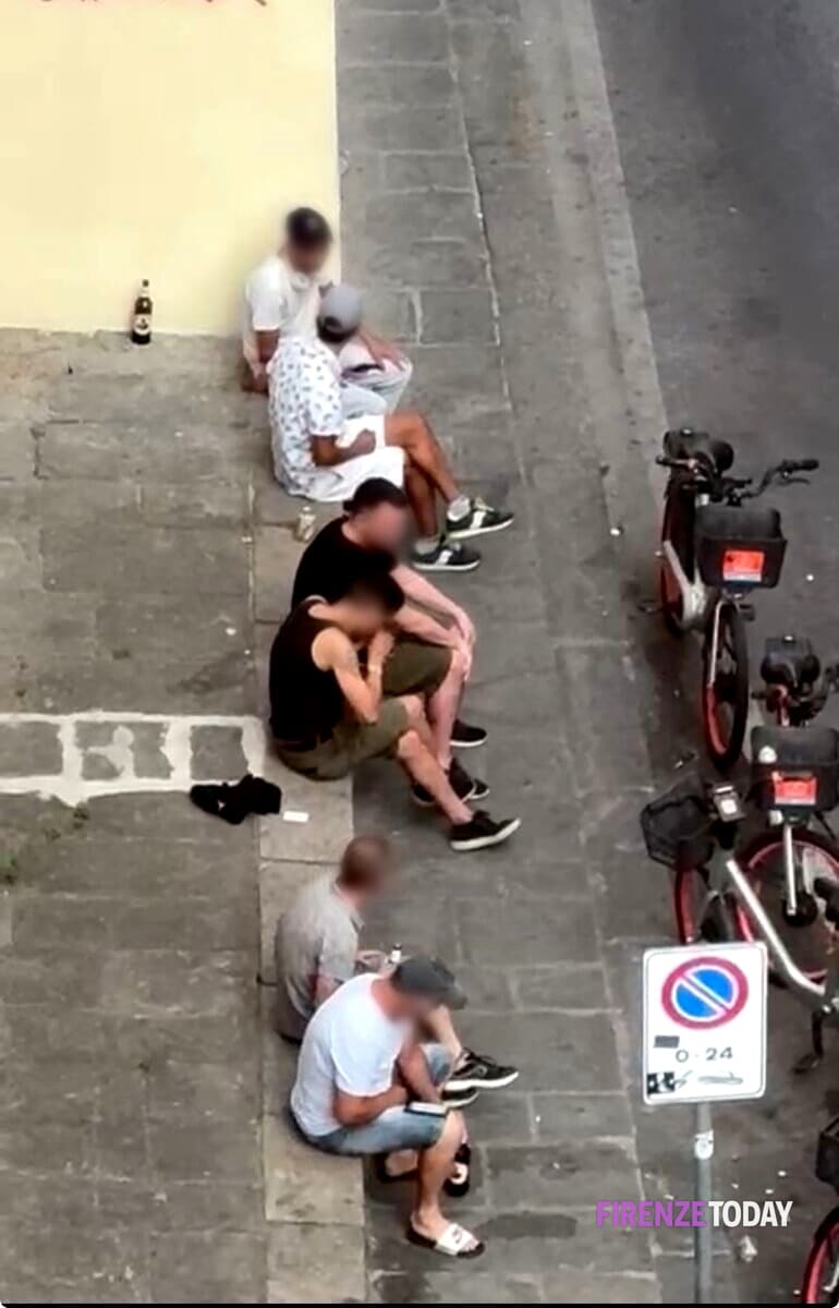 Sniffano cocaina in pieno giorno davanti ai passanti / VIDEO