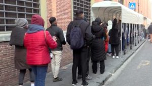 Tempi lunghi per i permessi di soggiorno, 22 associazioni scrivono alla Questura per conoscere i dati