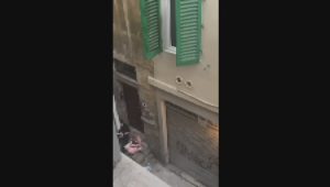 Centro, la denuncia: "Se mi affaccio vedo Palazzo Vecchio e... gente che si fa di crack. Basta: ci trasferiamo" / VIDEO
