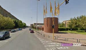 16enne ruba al supermercato, aggredisce le guardie giurate e lancia cocci di vetro contro i passanti