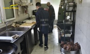 Gravi carenze igienico-sanitarie: sequestrati 800 kg di alimenti, chiusi tre ristoranti