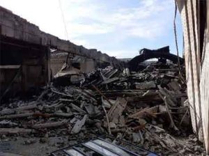 Incendio nell’ex tintoria: ordinanza per limitare la dispersione delle fibre di amianto / FOTO