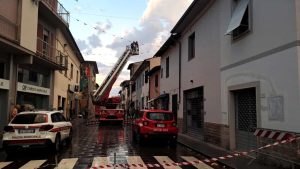 Crolla un pezzo di tetto, traffico bloccato / FOTO